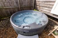 Cherry Blossom Hut - Ferienwohnung Bristol