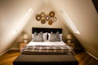 Habitación con cama grande y vistas al jardín