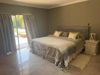 Chambre Lit Queen-Size avec Salle de Bains Commune 