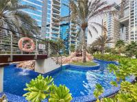 Palm Jumeirah Oasis - Stylish 1 Bedroom Apartment with Garden, Pool & private Beach Access - Chambres d'hôtes Dubaï