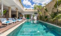 Villa Josefine, 5 Bedroom pool, rooftop, pool table - Ferienwohnung Seminyak