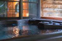 Log Cabin with Hot Tub, Game Room-10 min to NRG - B&B Hico