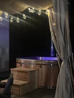 Domek z balią Pod Dębem - B&B Zabrzeź