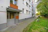 Red Apartment in Wrocław with Two Bedrooms and Desk for Remote Work by Noclegi Renters - Chambres d'hôtes Wrocław