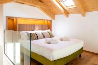 Zimmer mit Kingsize-Bett und Whirlpool