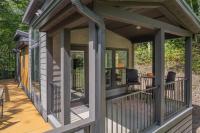 High Hollow Cottage Modern Tiny Home with Hot Tub - Bed and Breakfast Robbinsville