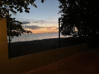 Oceanfront 5BR Oasis w Decks & Direct Beach Access - Chambres d'hôtes Mayaguez