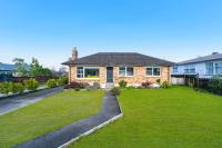 Experience Comfort in Our 3-Bedroom Family Home - B&B Auckland