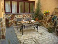 One-Bedroom Apartment With Patio - Calle Arcediano, 6