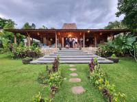 Villa Joglo Omah Kempalan, private pool, 6 BR in Sentul - B&B Cimandala