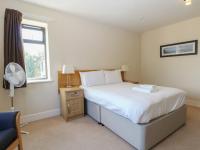 Marine Court First-floor Double Bedroom with Bathroom - B&B Littlehampton