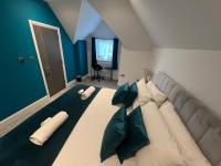 Luxury 4BR Home with Hot Tub, Sleep 8, Free Parking, Garden - Chambres d'hôtes Kenley