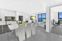 Massive 4BDR Sky-High at Level 61 with Stunning Ocean Views - Pet Friendly - B&B Gold Coast