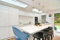 South Coast Beach Holiday Home-3 BED-GF-Sleeps 6-Free Parking-Walk to Beach-Private Garden- Families-Professional Groups-Contractors WELCOME - Chambres d'hôtes Bournemouth