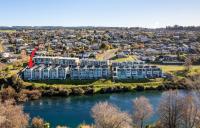 Stylish Riverside Retreat with a Spa - B&B Taupo