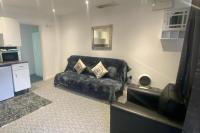 3 Bed Apartment - Sleeps 6 - Free Parking Wifi - B&B Merthyr Tydfil