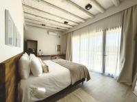 Zimmer mit Kingsize-Bett und Bergblick