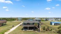 Beachfront with Fire Pit, Gourmet Kitchen and Views - B&B Bolivar Peninsula