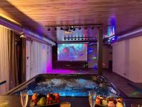 Skyhouse SPA Cinema and Party apartment - B&B Riga