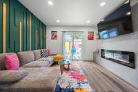 Olde Town Gem 5 TVs Hot Tub & Game Yard - B&B Arvada