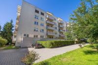 Grey and Pink Two Bedroom Apartment in Cracow with Parking, Desk, Terrace and Bathtub by Noclegi Renters - B&B Cracovia