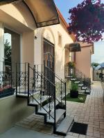 Three Rivers Apartments - private free parking, self check-in - B&B Oradea