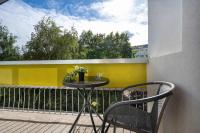 Blue Two Bedroom Apartment in Wrocław with Desk, Bathtub and Balcony by Noclegi Renters - Chambres d'hôtes Wrocław