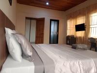 Sunlit Top Floor with Starlink Wi-Fi and Laundry Machine - B&B Kumasi