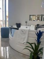 Habitación con cama extragrande y bañera de hidromasaje