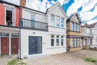 Spacious 6-Bed Home with 4 Baths in Manor Park - B&B Edgware