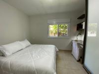 Chambre Lit Queen-Size avec Salle de Bains Commune 