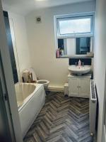 West House - by Eazystays - Ferienwohnung Crewe