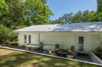 UF SUNSHINE HOUSE - Patio & BBQ - Chef Kitchen - EV Car Station - Upscale Neighborhood! - B&B Gainesville