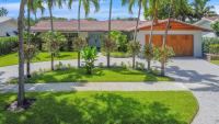 Vista Azul Lake Front Home with Hot Tub and Swim Spa, Fishing Dock, Gym, Game Room with Darts, Ping Pong, A Pool Table and more! - B&B Miami Lakes