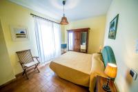 Zwei Zimmer mit Verbindungstür und Terrasse.