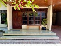 Balinese 4BR Home -Scenic Stroll to Nusa Dua Beach - Chambres d'hôtes Nusa Dua