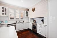 Stylish 3-Bedroom Home near Scarborough Beach - B&B Perth