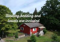 Vacation villa with fenced yard - B&B Blomstermåla