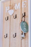 Zimmer mit Kingsize-Bett und Poolblick