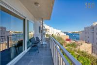 Xemxija Seaview 2BR Apartment opposite the promenade with WIFI by 360 Estates - Chambres d'hôtes San Pawl il-Bahar