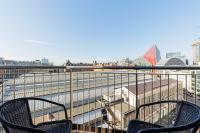 New! Charming 2BR Flat with Balcony by Victoria - Bed and Breakfast Londen