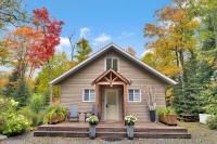 Muskoka Waterfront Cottage with Canoes and Fire Pit - Chambres d’hôtes Huntsville