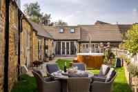 Luxury Cotswold Barn with Hot Tub in Village near Bourton on the Water - Chambres d'hôtes Little Rissington