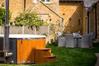 Luxury Cotswold Barn with Hot Tub in Village near Bourton on the Water - Chambres d'hôtes Little Rissington
