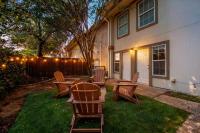 Walk to AT&T Stadium - Modern 2BR With Backyard - B&B Arlington