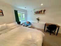 Cosy queen room with ensuite toilet and private bathroom - B&B Dunedin