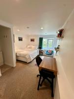 Cosy queen room with ensuite toilet and private bathroom, shared spa pool - B&B Dunedin