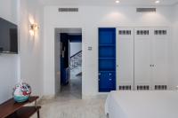 Zimmer mit Kingsize-Bett und Gartenblick.