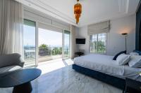 Zimmer mit Kingsize-Bett und Meerblick