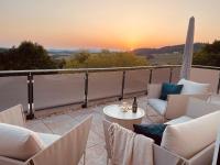 Exklusives Penthouse mit Whirlpool, Panoramaterrasse, Kino & Tischfußball für bis zu 8 Personen - B&B Waldkirchen